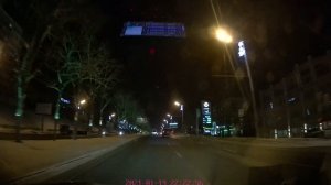 Огнями реклам, неоновых ламп бьёт город мне в спину, торопит меня.