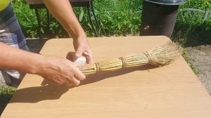 Пришла идея как увеличить срок службы веника в десять раз. Простая самоделка своими руками.