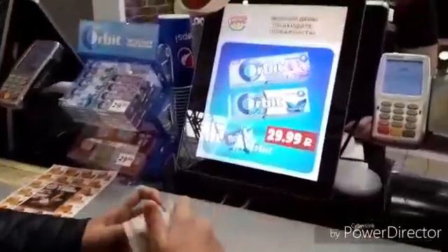 Человек передо мной решает что я буду есть 24 часа смотреть онлайн