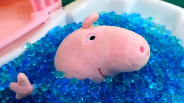 Los camiones para niños llenan con agua una bañera. Juguetes Peluches. El peluche de Peppa Pig смотреть онлайн