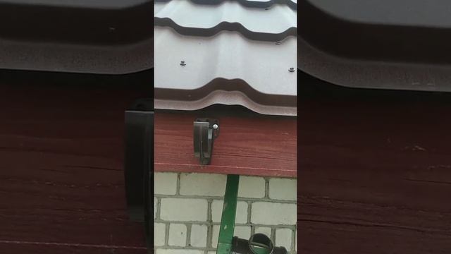 Монтаж пластиковой водосточной системы.