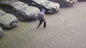 Мразь царапает машину