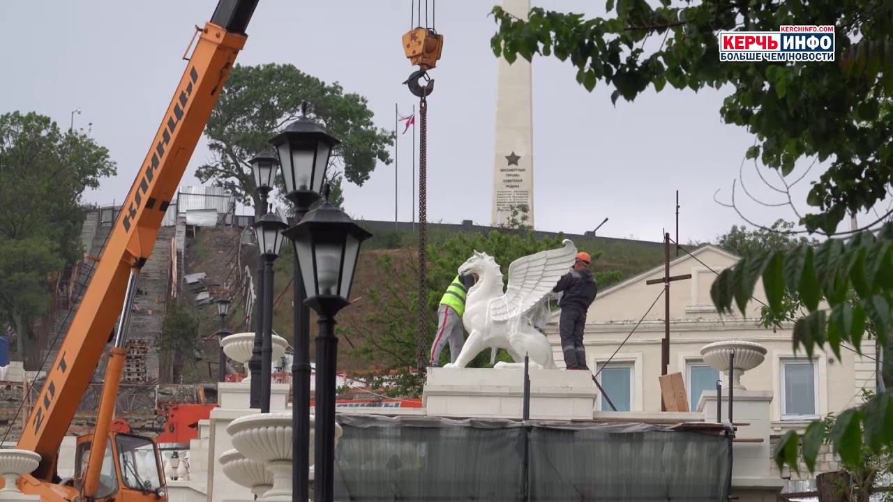 На Митридатской лестнице установили грифонов смотреть онлайн