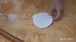 Выпечка из слоеного теста с орехами