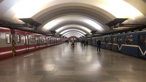 Ема-502 и Юбилейный на станции «Площадь Мужества»