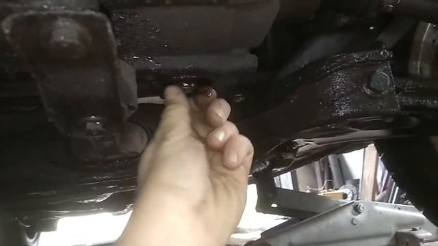 Замена масла в мехнической коробке передач (МКПП) Шкода Октавия Тур (Skoda Octavia Tour) смотреть онлайн