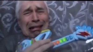 Генадий Горин играет на гитаре мем