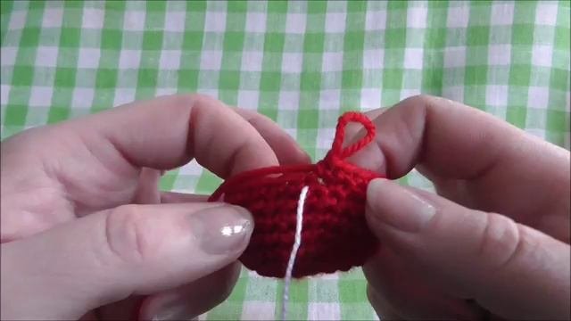 Вяжем клубнику для брошки 