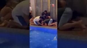 Утонувшего ребенка спасли. Досмотрите до конца.