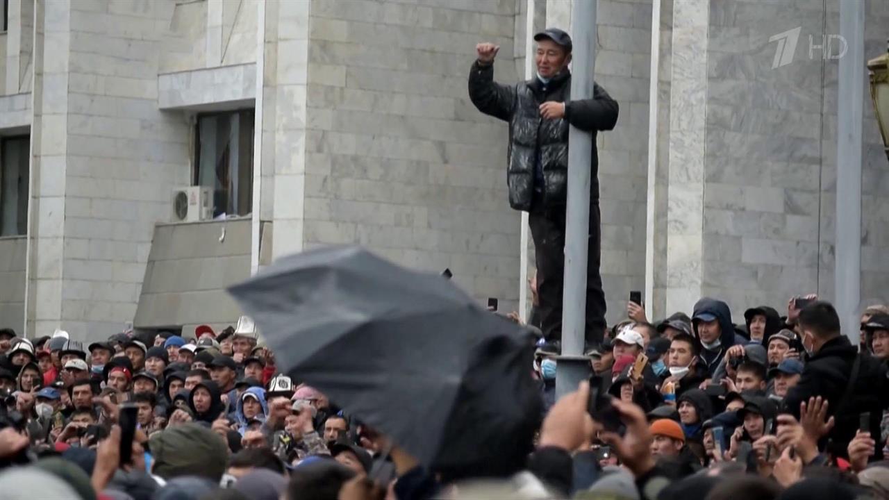 В Киргизии примерно через сутки после начала беспорядков назначены новые премьер и спикер парламента