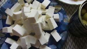 Бомбический салат "Солнце Греции" с творожным сыром, апельсином и оливками.