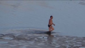 Мужик утопил экскаватор в Чернёвском пруду. Южное