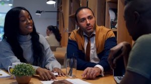 10 признаков того, что ты ему нравишься | Умный подход