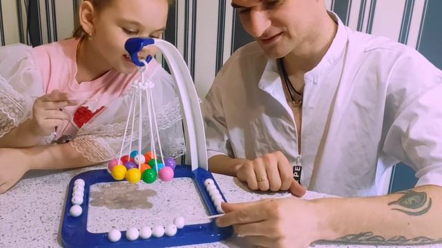 веселая игра КуЛьКоМаНиЯ. Лена против Папы! смотреть онлайн