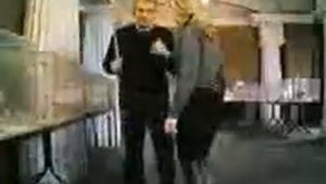 Как задирает юбку