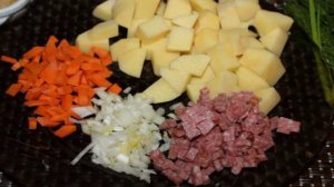 Рисовый суп с копченой колбасой и зеленью