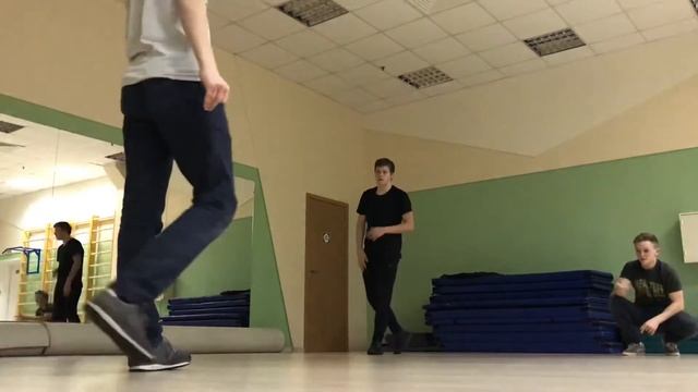 Толстые глисты ползают у пацанов в жопе, поэтому они вытворяют странные движения смотреть онлайн