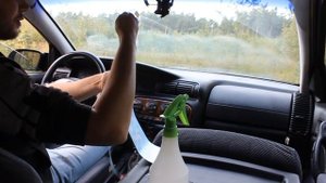 3 - Наклеивание большой наклейки на лобовое стекло изнутри и снаружи