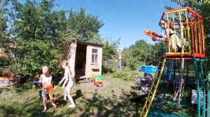 Ныряем в бассейне / Водные войнушки / Отдых на даче