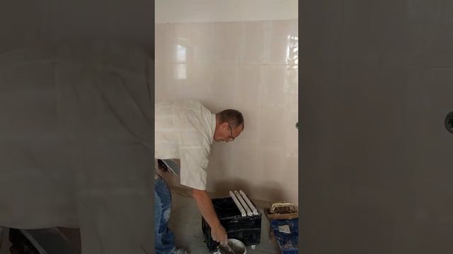 Затирка швов с помощью ведра плиточника смотреть онлайн