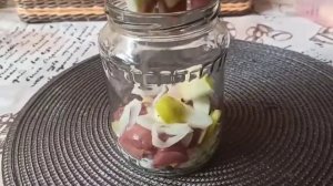 Куриная печень с яблоками в банке.