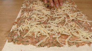 РУЛЕТ ИЗ ЛАВАША С МЯСОМ и 3 сырами