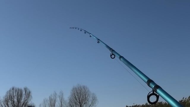 ЭТО ЖЕСТЬ. ЗА ТАКУЮ РЫБАЛКУ МОЖНО В ТЮРЬМУ УГОДИТЬ. Рыбалка на донки с лодки смотреть онлайн