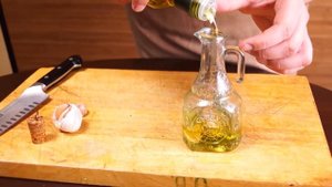 Заправка для салата - Ароматное оливковое масло настоянное на тимьяне и чесноке