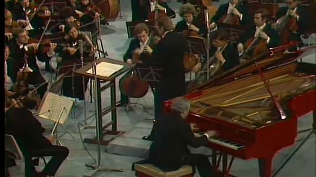 Yakov Flier plays Liszt Piano Concerto no. 2 in A Major (Part 1/3). смотреть онлайн