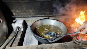 Обязательно стоит попробовать! Вкусный и сытный гороховый суп с копченостями в казане на костре!