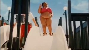 Толстуха скатывается с горки!!!