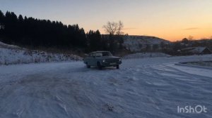 Газ 2410(сток) едет боком