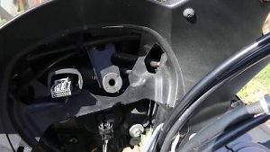 Замена лампочки ближнего света на Suzuki Bandit 1250