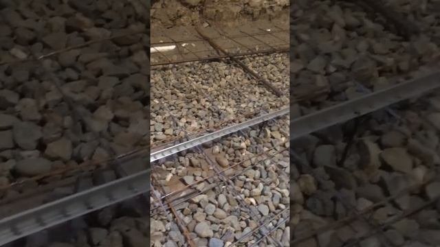 Установка маяков для черновой стяжки на подсыпку