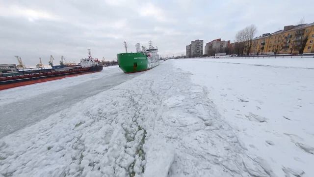 I caught GREEN GAS tanker under the bridge! FPV in Saint-Petersburg смотреть онлайн