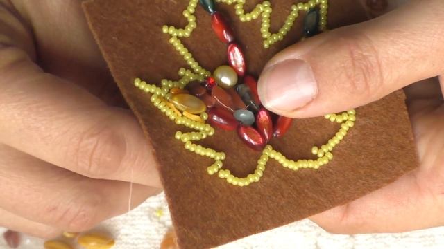 Мастер класс Брошь кленовый лист из бисера и камней своими руками.  Вышивка броши самоцветами