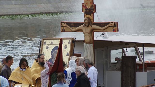 2024.07.23 Копия Животворящего Креста Господня и образ Богородицы "Иверская" прошел по р. Москва. смотреть онлайн