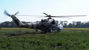 Полеты низко над землей Ми-24 и Ми-8.