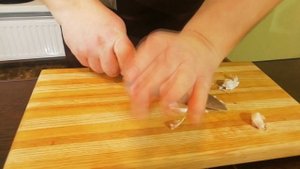 Картошка по селянски на сковороде плюс чесночный соус.