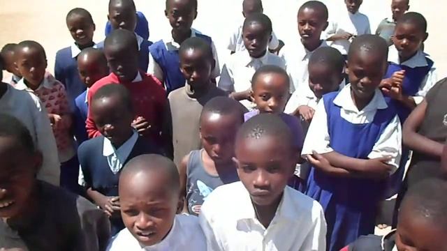 Kenyan Kids singing Capoeira song "Marinheiro So" смотреть онлайн