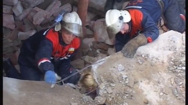 2011 05 11 спасение женщины из под бетонной плиты смотреть онлайн
