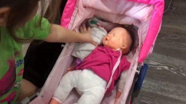 Кристина играет с малышкой Baby born смотреть онлайн
