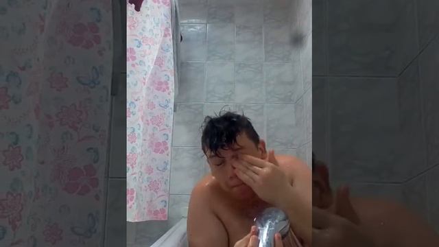 Парня ударило током в душе . смотреть онлайн