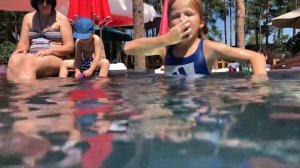 Даша ныряет под воду с открытыми глазами)