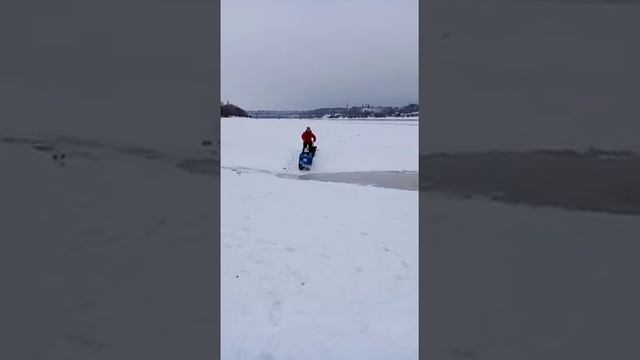 пробиваемся к месту рыбалке!...на мотобуксировщике... осторожно!