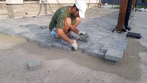 укладка плитки на парковке.
