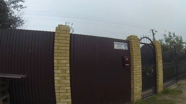 забор из профлиста с кирпичными столбами