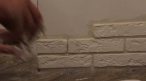 Укладываем декоративные кирпичики  на фальш-стену