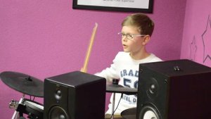 Мальчик шикарно играет на барабанах