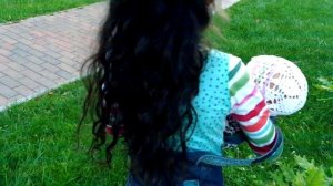 Ляля на высоких каблуках на прогулке с куклой Беби Бон Как Мама